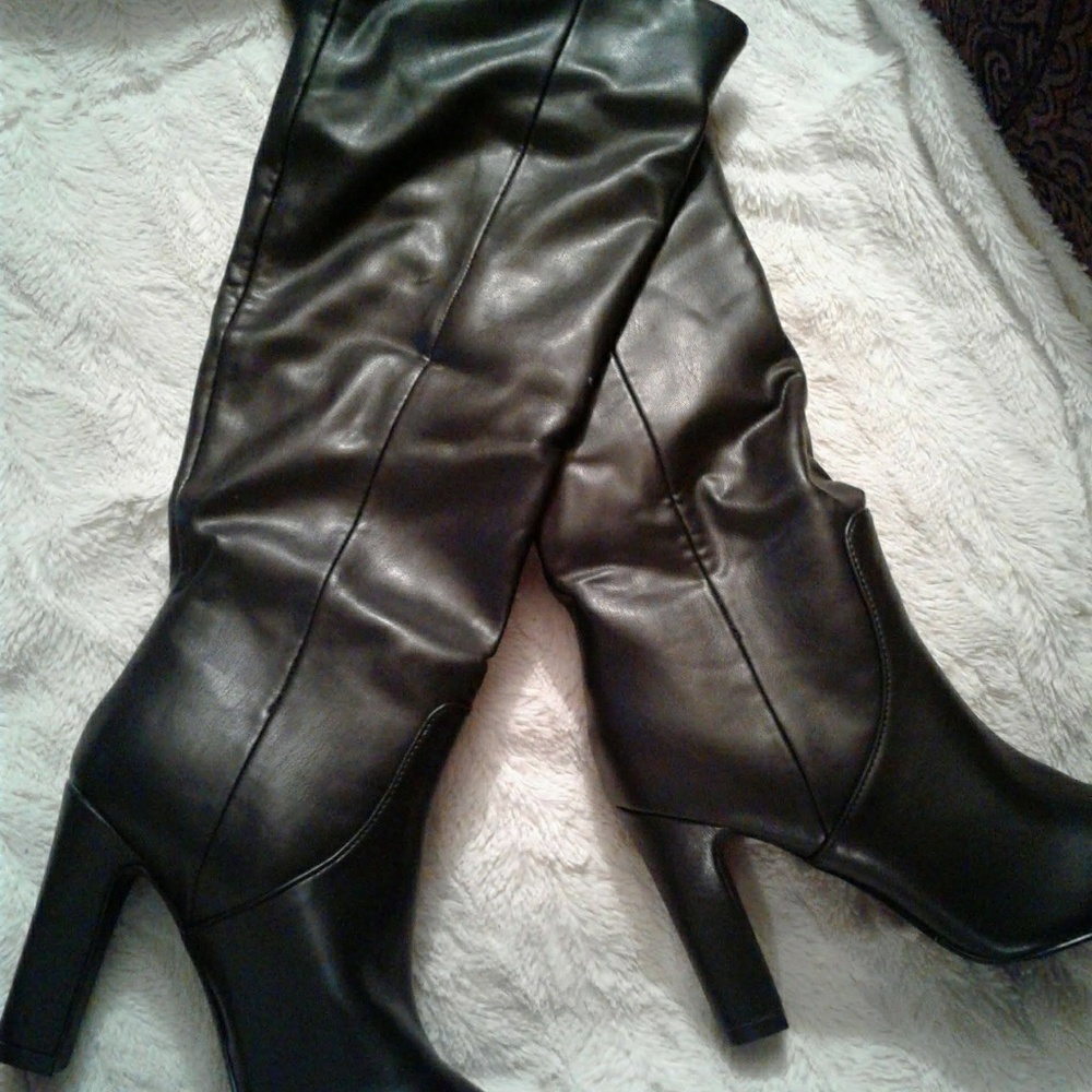 UNISA leather black boots